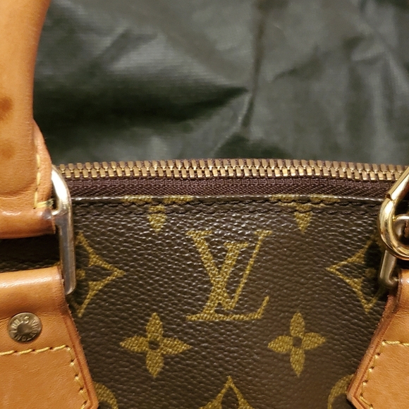 LOUIS VUITTON HANDBAG - Picture 3 of 17
